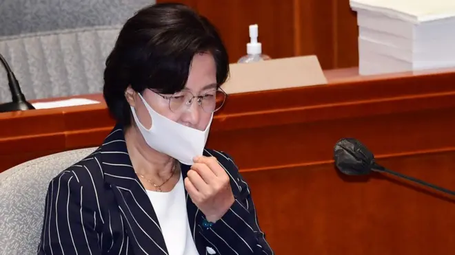 추미애 장관은 아들의 휴가가 절차에 따라 처리됐다고 주장한다.