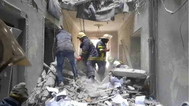 La oficina del gobernador de Járkiv quedó destrozada por un misil.