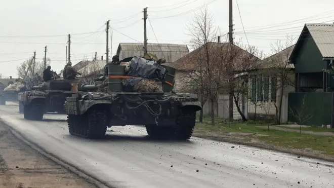 Ibifaru by'ingabo za Ukraine bigenda mu muhanda wo mu cyaro mu karere ka Donetsk