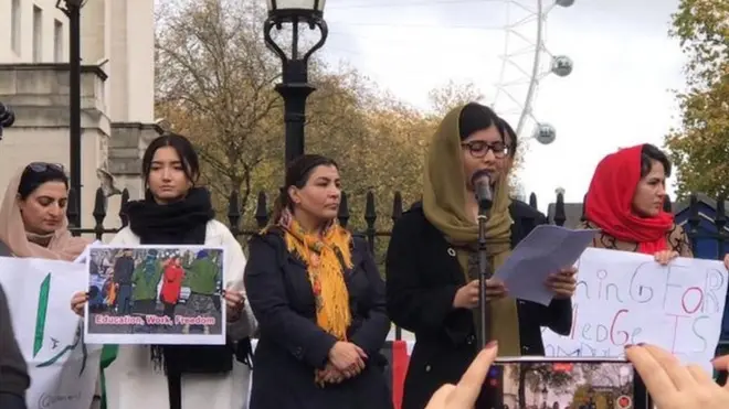 ملاله په لندن کې یوه لاریون ته وینا کوي