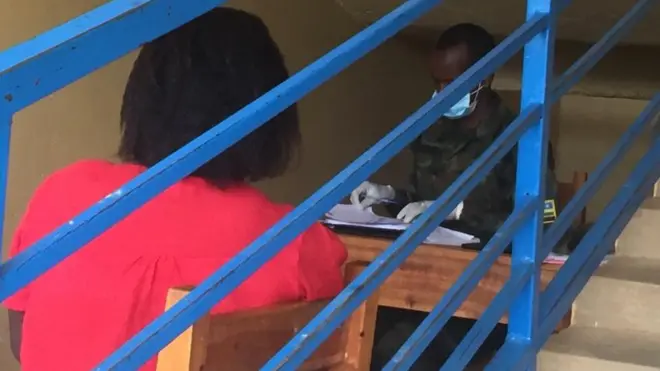 Umusirikare abaza umuturage ku byaha bishinjwa abasirikare muri aka gace