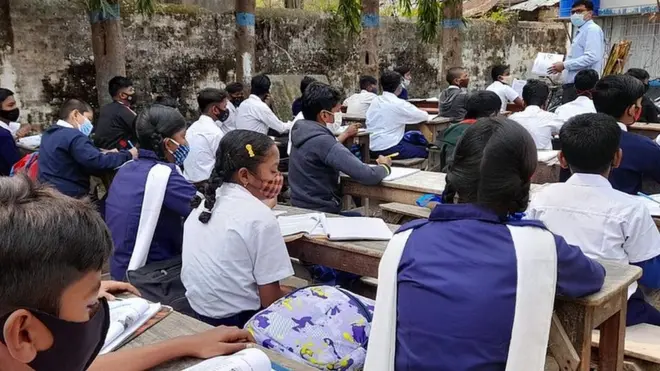 देवलीना मुखर्जी कक्षा में उपस्थित बच्चों को पढ़ाते हुए