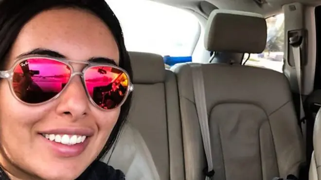 Latifa, con su amiga Tiina al volante, nunca había viajado en el asiento delantero de un auto.