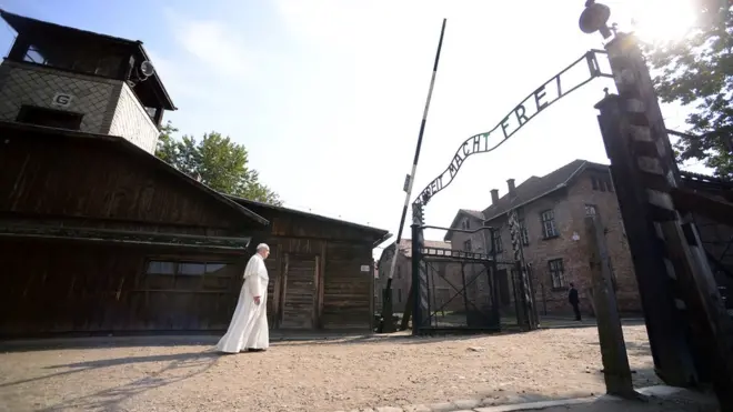 Papa Auschwitz'de