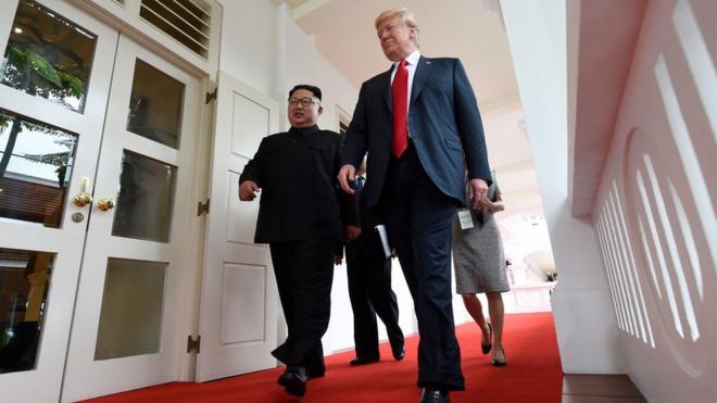 Трамп і Кім Чен Ин йдуть на історичний саміт у п'ятизірковому готелі Capella на курортному острові Сентоза. Обоє не виглядають напруженими