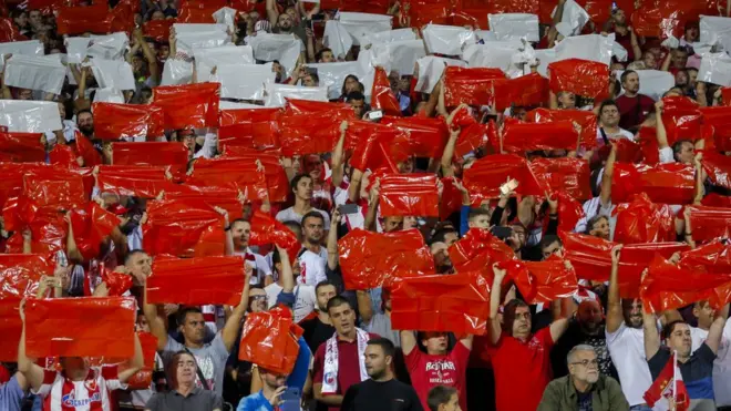 Црвено-бели таласи су од најлона направљени око целог стадиона