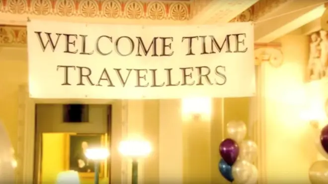 "Bienvenidos, viajeros del tiempo", decía el cartel de bienvenida a la fiesta de Stephen Hawking. (Imagen: Into the Universe with Stephen Hawking / Discovery)