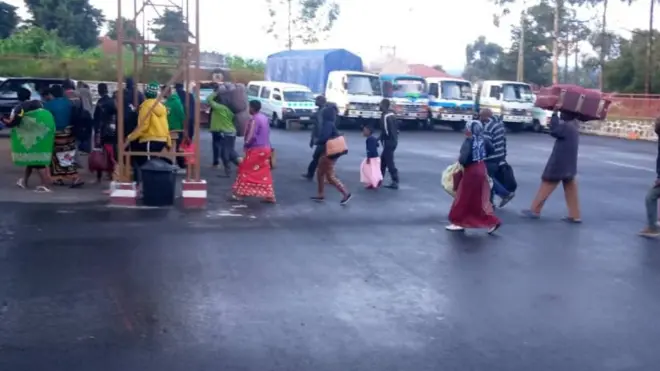 Guverineri Gatabazi avuga ko aba baturage bagejejwe ku mupaka wa Cyanika