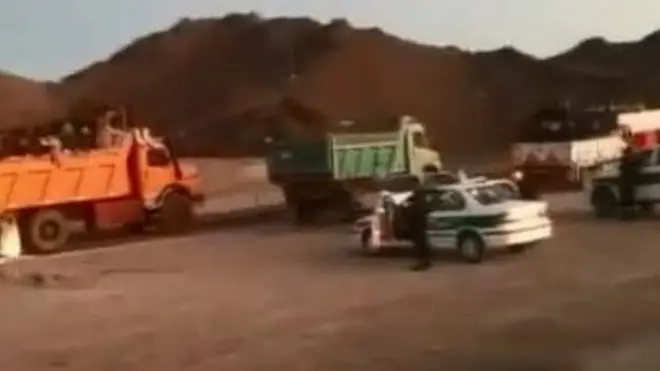 د پولې سیمه کې د لاریو داسې کاروانونه لیدل شوي چې ویل کېږي افغانان پولې ته لېږدوي.