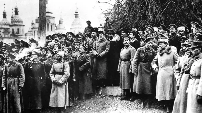 Делегати III Всеукраїнського військового з'їзду на Софійській площі у Києві. Листопад 1917 р.