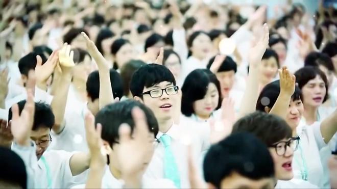 韩国新天地教会成员集体礼拜