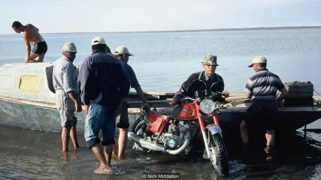Vozrozhdeniya cho tới năm 2005 vẫn còn là một hòn đảo, cho nên nhóm quay phim đã đi thuyền tới nơi