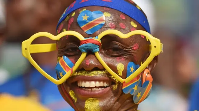 اس سے اگلے دن کانگو کی ٹیم کا ایک مداح کیمرے کو دیکھ کر مسکرا رہا ہے