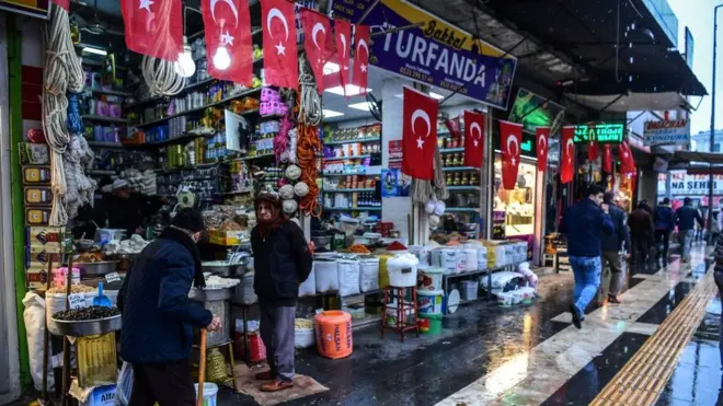 Kilis'te Türk bayrağı asmış olan dükkanlar