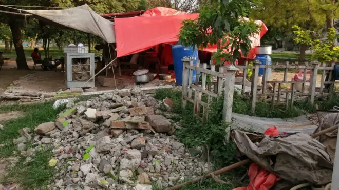 آئی 10 سیکٹر میں موجود اس کھوکھے کے مالک نے ٹوٹے ہوئے ڈھابے پر عارضی خیمے لگا دیے ہیں۔ اس کھوکھے سے فیکٹریوں میں کام کرنے والے مزدور مستفید ہوتے تھے