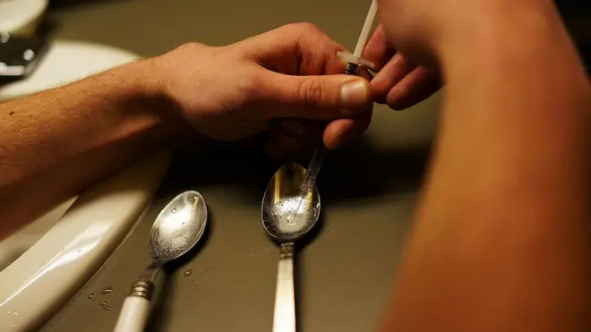 تطالب تشيلسي كلينتون ببذل جهود عاجلة للتعامل مع مشكلة بارزة في الولايات المتحدة تتعلق بإدمان الناس على الأدوية الأفيونية