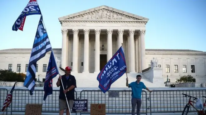 Ак үйдүн алдындагы кишилер