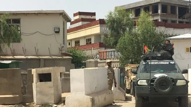 له ننګرهاره جاوید زمان لومړنی نوماند چې نوم یې له وروستي نوملړه ایستل شوی او پلویانو یې د دغه ولایت د ټاکنو کمېسیون مخې ته پرلت کړی