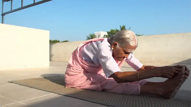 A pesar de tener 98 años de edad, Nanammal no tiene problemas en realizar hasta las posturas más difíciles de yoga.