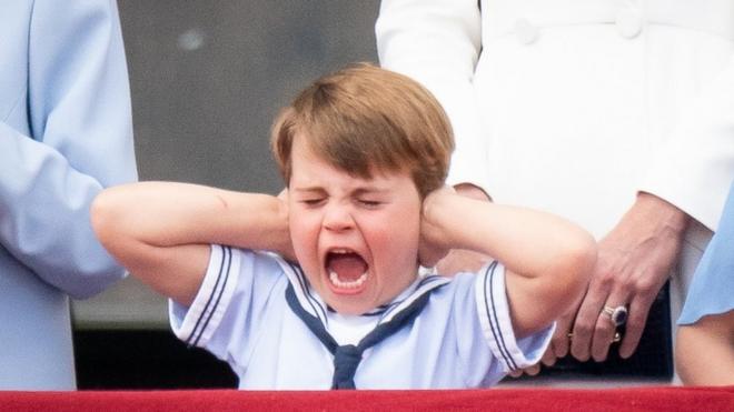 うわあ音が！……4歳のルイ英王子、頭上通過の英空軍に　プラチナ・ジュビリー