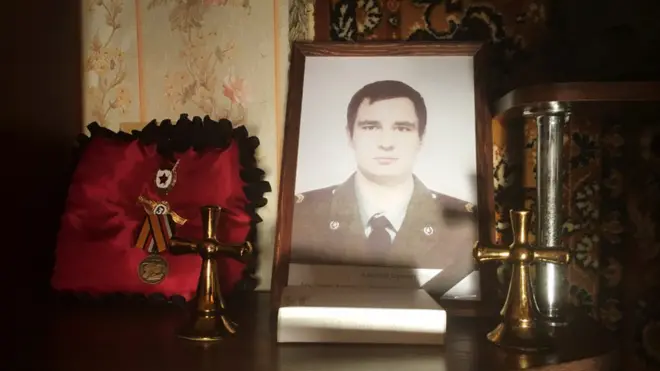 Родителям передали личные вещи и медали погибшего солдата