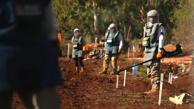 Uma equipebone lampions betdesminadores trabalhando com o Mines Advisory Group (MAG) no Líbano