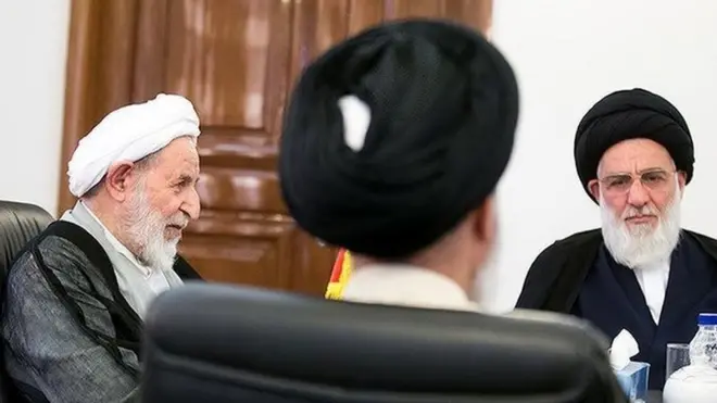 هاشمی شاهرودی (راست) در سال ۱۳۷۸ قوه قضاییه را از محمد یزدی (چپ) تحویل گرفت