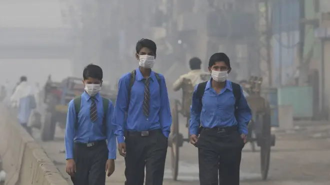 Kirli havada yürüyen 3 öğrenci