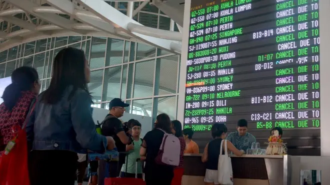 Turis Inggris yang terekam menampar petugas di Bandara Ngurah Rai telah diminta membatalkan penerbangannya.
