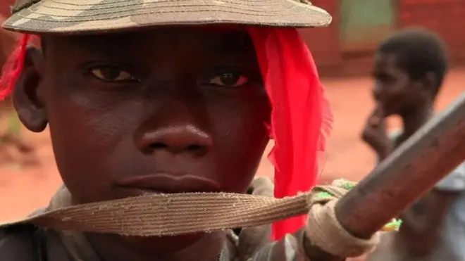 Jamhuuriyadda Dimuquraadiga ee Bartamaha Afrika waxaa ku hardaya malleeshiyaad kala taabacsan Muslimiinta iyo Masiixiyiinta