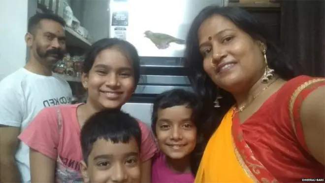 हेड-कॉन्सटेबल रतन लाल की पत्नी पूनम अपने तीन बच्चों के साथ