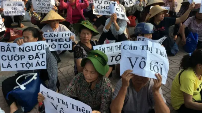 Những người ủng hộ bà Cấn Thị Thêu bên ngoài phiên tòa tháng 9/2016