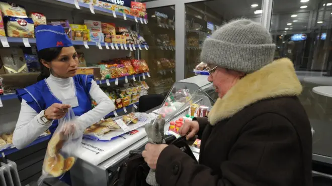 Из-за отсутствия индексации пенсий в этом году пенсионеры будут меньше покупать