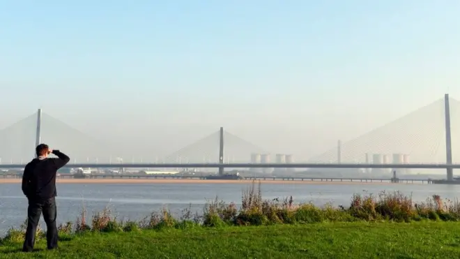 Нещодавно відкритий міст над річкою Мерсі на північному заході Англії.