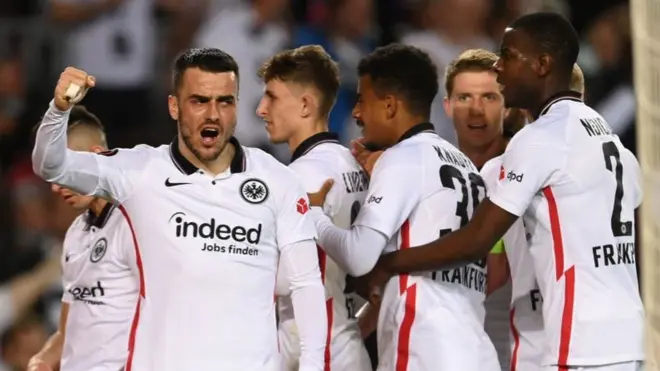 احتفال لاعبي فريق فرانكفورت