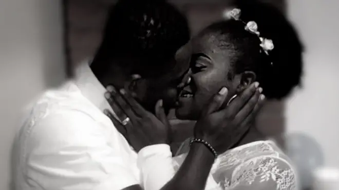 حزن زوج بعد وفاة زوجته الحامل بكوفيد-١٩