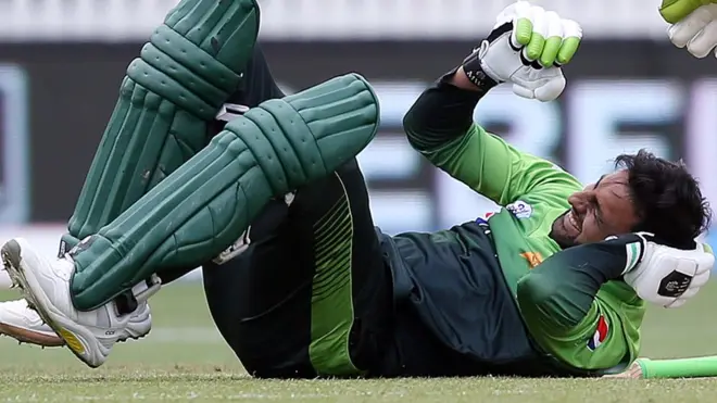 شیعب ملک نے اس وقت ہیلمٹ نہیں پہنا ہوا تھا