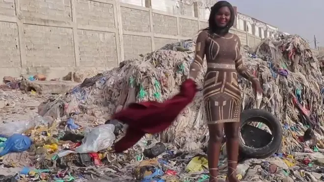 Модель у смітті