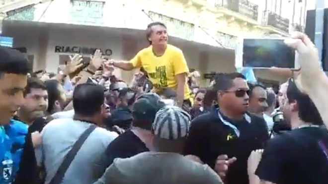 Jair Bolsonaro no momento do ataque, no centrosporting bet nflJuizsporting bet nflFora