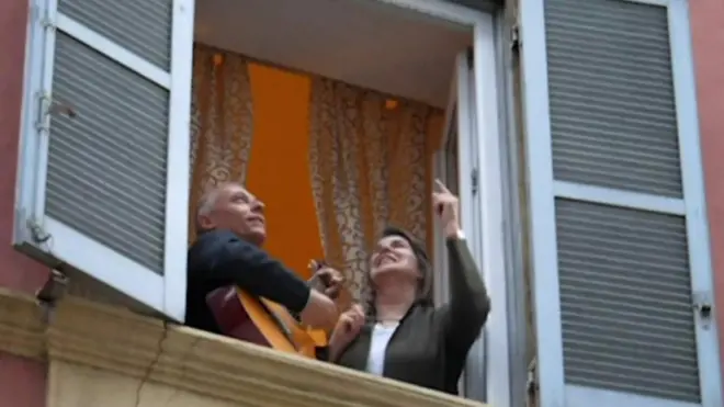 Ljudi su u Italiji pevali sa balkona