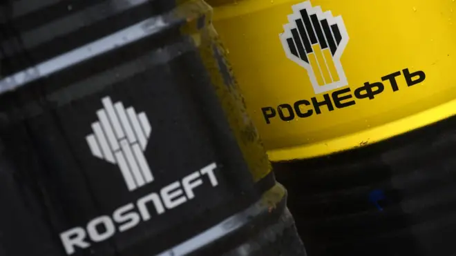 Бочки с надписью "Роснефть"