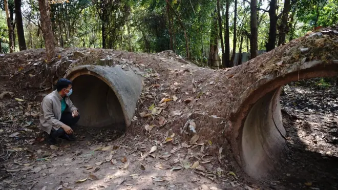 หลุมหลบภัยที่ตั้งอยู่หลังอาคารเรียนถูกปัดฝุ่นทำความสะอาดให้พร้อมใช้งานอีกครั้ง หลังเกิดการรัฐประหารที่เมียนมา ทำให้เกิดการสู้รบในฝั่งประเทศเพื่อนบ้าน