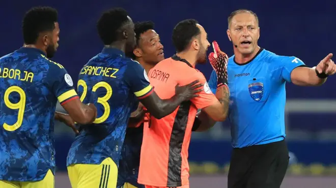 Los colombiano protestaron la acción previa al empate de Brasil.