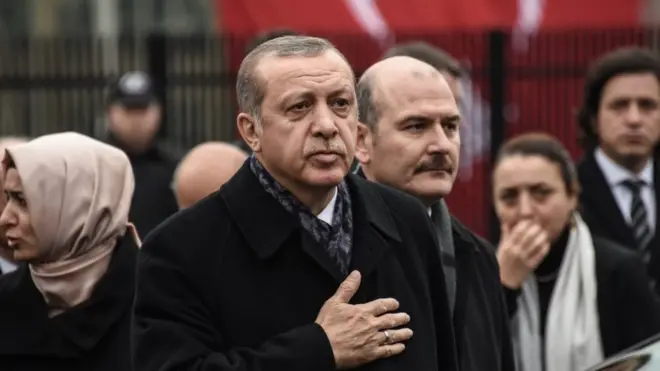 Президент Турции Реджеп Тайип Эрдоган на месте взрыва бомбиста-самоубибйцы возле стадиона в Стамбуле в декабре 2016 года