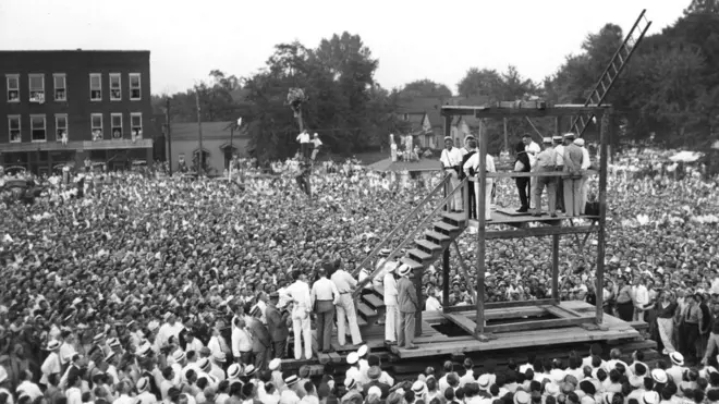 سرعام پھانسی