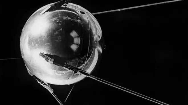 60年前苏联发射的第一颗人造卫星对美国产生了心理震撼，许多美国人认为美国在导弹技术上已经落后