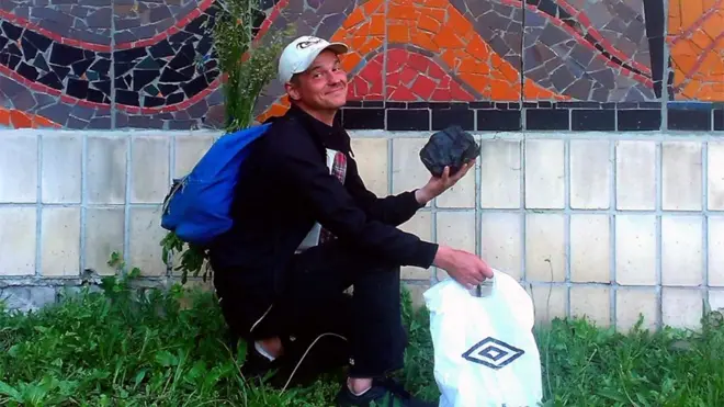 Художник из Киева Вова Воротнёв провел больше месяца в пути, идя пешком из Западной Украины в Донбасc с куском угля.