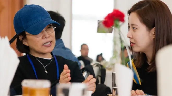 평양 옥류관에서 얘기 나누는 이선희와 서현