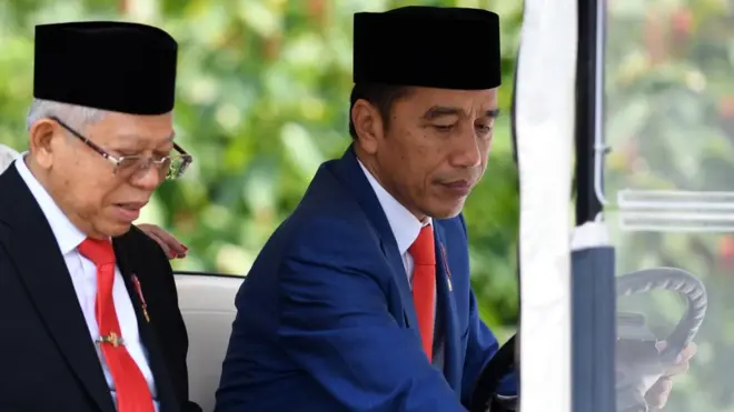 Presiden Joko Widodo didampingi Wapres Ma'ruf Amin mengendarai mobil golf seusai pelantikan menteri Kabinet Indonesia Maju di Beranda Halaman Istana Merdeka