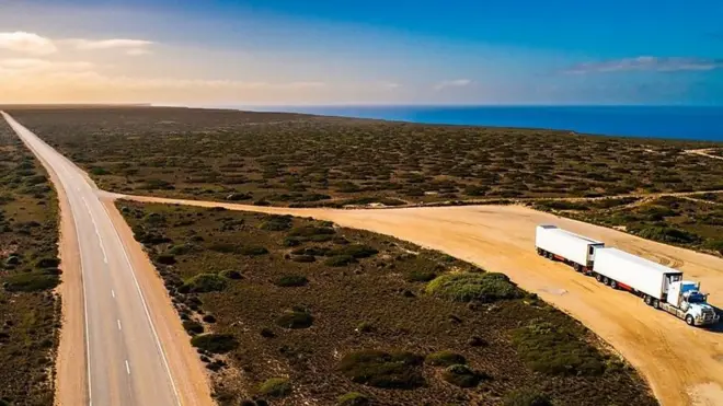 Kamion u australijskoj ravnici